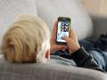 Kind mit Handy