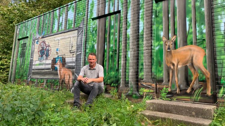 Der Künstler und sein Werk: Sven Schmidt hat die Fernwärme-Pumpstation an der Marienhölzung thematisch passend mit Motiven verziert.