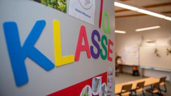 Schulstart in Nordrhein-Westfalen Politik, Bildung, Schule: Ein Klassenraum an einer Grundschule ist leer, Stühle stehen