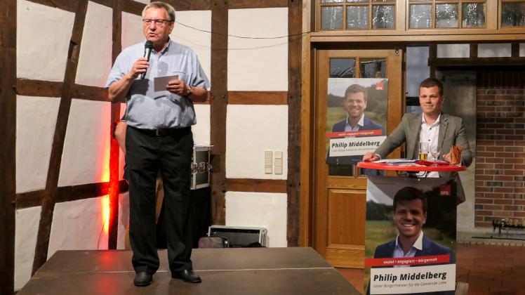 Horst Petersson (links), fraktionsloses Mitglied im Lotter Rat und SPD-Bürgermeisterkandidat Philip Middelberg beim „Politischen Abend“ im Lotter Haus Herwerth.