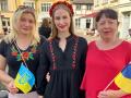 drei Frauen aus der Ukraine in der Altstadt von Wismar