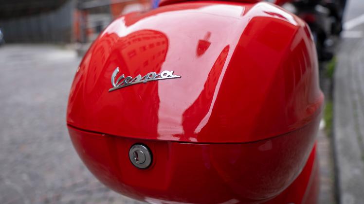 Roter Gepäckkoffer einer Vespa Triest Friaul-Julisch Venetien Italien *** Red luggage case of a Vespa Trieste Friuli Ven