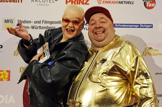 Hella von Sinnen und Dirk Bach stehen am 28.10.2009 bei der Premiere des Animationsfilmes „Sunshine Barry und die Discowürmer“ in Stuttgart auf dem roten Teppich.