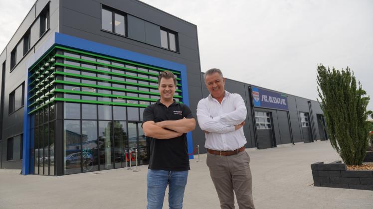 Bilden die dritte und vierte Generation des Familienunternehmens: Marco und Roger Kuzka. In dem Neubau an der Dieselstraße 46 in Meppen befindet sich nun die Hauptverwaltung der Kuzka-Gruppe.