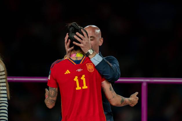 Hier küsst der Spanische Fußball-Chef Rubiales die Spielerin Jennifer Hermoso.