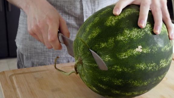 Eine Wassermelone wird aufgeschnitten Eine Wassermelone wird aufgeschnitten