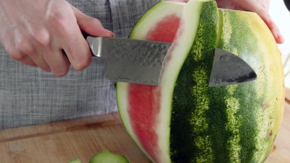 Eine Wassermelone wird geschält Eine Wassermelone wird geschält