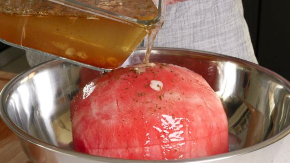 Wassermelone wird mit Beize begossen Wassermelone wird mit Beize begossen
