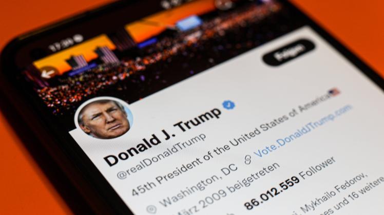Donald Trump zurück auf Twitter Nahaufnahme des Twitter-Profils von Donald Trump ( @realDonaldTrump ), 45. Präsident de