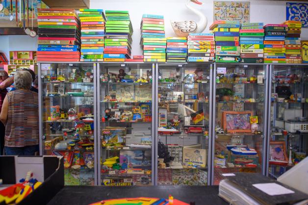 Brettspiele und Spielzeug füllen Regale und Vitrinen im DDR-Museum.