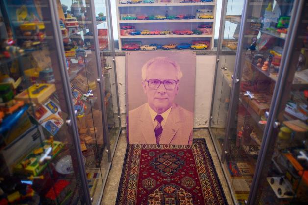 Ein Porträt von Erich Honecker ist im DDR-Museum zu sehen. Ein Porträt von Erich Honecker ist im DDR-Museum zu sehen.
