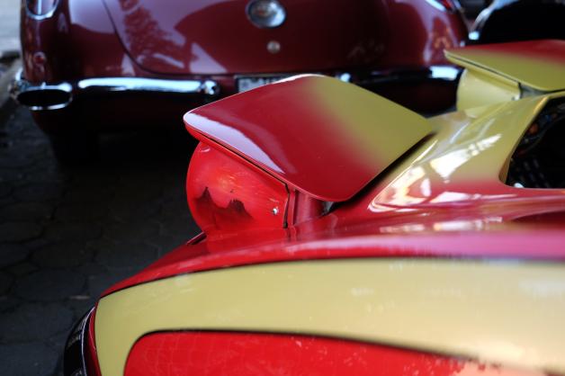 Für Detailverliebte: Man beachte das Palmenmotiv, das mit Airbrush auf der Corvette aufgebracht wurde. 