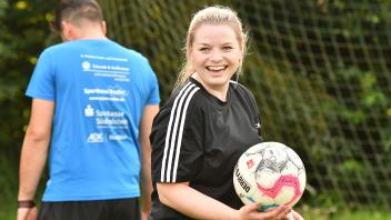 Hat sichtlich Spaß: Eileen Stein fühlt sich bei den Männern des FC Krogaspe gut aufgehoben.