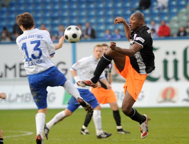 Duell aus 2009: Rostocks Mario Fillinger gegen Osnabrücks Darlington Omodiagbe.