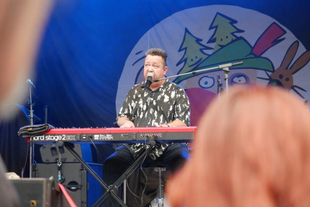 Prinzen-Sänger Sebastian Krumbiegel spielt auf dem Jamel rockt den Förster 2023 am Klavier.