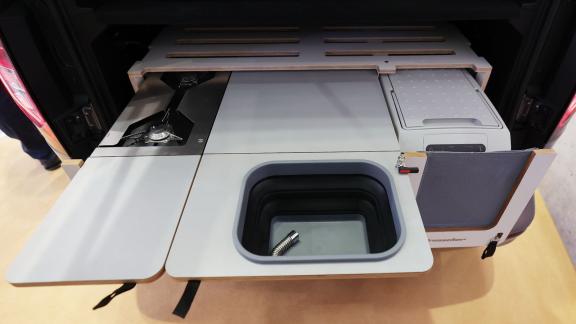Küchenmodul am Heck des Nissan Townstar EV Küchenmodul am Heck des Nissan Townstar EV