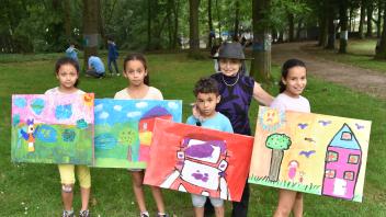 Kunst im Grünen: Die Kinder aus Marietta Armenas Malgruppe zeigten beim Kreativ-Fest im Wollepark ihre Werke.