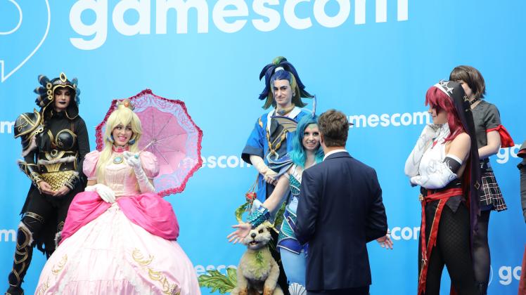 KINA - Hier treffen sich Spiele-Fans, Promis und Politiker