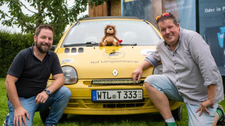 Matthias Hermes aus Bad Essen und Thorben Jarecki aus Vehrte fahren bei der Rallye „Carbage Run“ mit einem alten Renault Twingo 5000 Kilometer von Frankreich nach Spanien. 