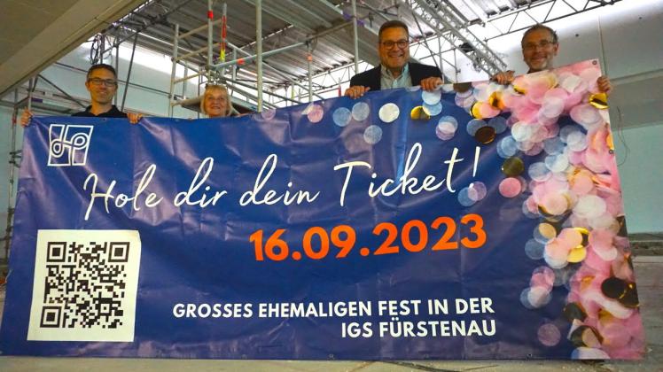 Noch ist das Forum der IGS Fürstenau eine Baustelle: Das wird sich aber bis zum Ehemaligentreffen am 16. September ändern.Jens Pietruszinski, Annette Schüler, Jürgen Sander und Jürgen Binia vom Förderkreis beziehungsweise der Schulleitung freuen sich bereits auf das Fest. 