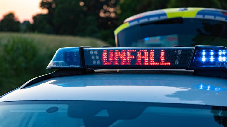 Melle, Deutschland 09. Juni 2023: Ein Einsatzfahrzeug, Streifenwagen, der Polizei steht mit Blaulicht und dem Schriftzug