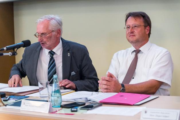 Wilfried Luther (FDP) und Robert Sesselmann bei der historischen Kreistagssitzung.