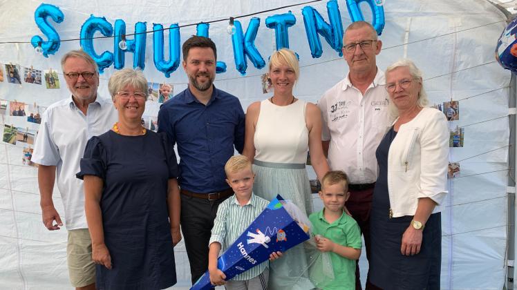 Hannes Kubiak ist jetzt Schulkind, sein kleiner Bruder Mattis muss noch warten. Seine Großeltern Klemens und Beate Kubiak (l.) sowie Andrea und Norbert Uller (r.) und seine Eltern Steffi und Julian Kubiak erinnern sich an ihre Einschulung. 