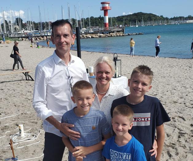 Taufe mit Ostseewasser beim Tauffest am Eckernförder Strand