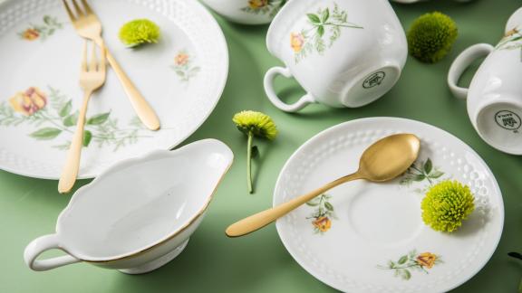 Goldenes modernes Besteck zur Goldrand-Sauciere Goldenes modernes Besteck zur Goldrand-Sauciere