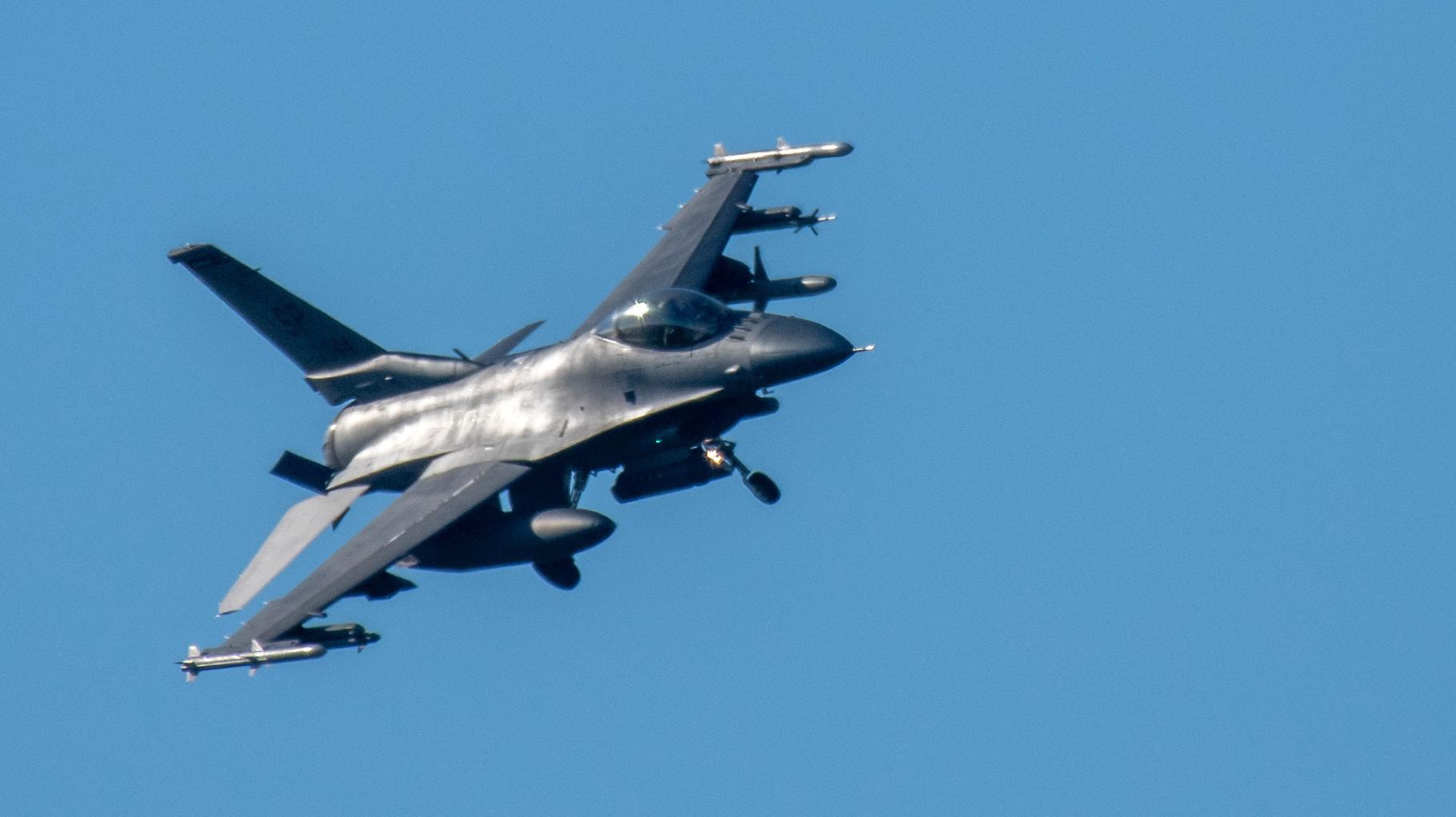 Kiews Verteidigungsminister sieht F-16-Kampfjets als „game changer“
