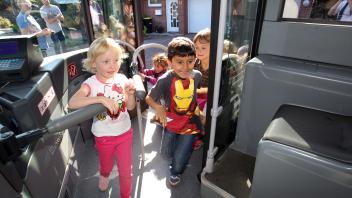 Kinder steigen in einen Bus