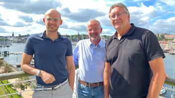 Den schönen Blick auf Flensburg übernimmt Sven Koch (links) neben dem Firmennamen gleich mit. Neben ihm die Firmen-Gründer: Michael Diethelm (Mitte) und Michael Fürst-van Alen.