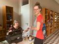 Annette Flade (l.)  und Bernadette Hampel im Wittenberger Weltladen. 