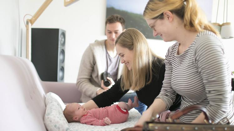 Hebamme bei der Nachsorge eines drei Wochen alten Babys Bonn 18 03 2019 Bonn Deutschland *** Midwi