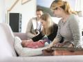 Hebamme bei der Nachsorge eines drei Wochen alten Babys Bonn 18 03 2019 Bonn Deutschland *** Midwi