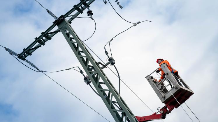 Der westmecklenburgische Energieversorger Wemag  investiert zwischen Ludwigslust und der Gemeinde Göhlen in eine neue und 7,5 Kilometer lange Mittelspannungsfreileitung. Das Pilotprojekt in Form einer leichteren Bauweise soll die Energievesorgung in Westmecklenburg besser absichern und  auch in  weiteren Versorgungsbereichen eine Umsetzung erfahren. Mitarbeiter vom Elektroanlagenbau Garkisch aus der Prignitz zogen jetzt die neue Freileitung ein. 13.01.2023 Foto Volker Bohlmann