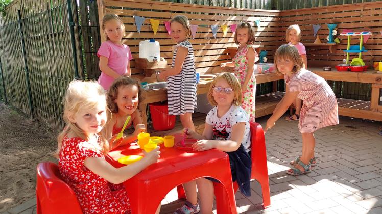 Mit riesiger Freude nahmen die Kinder in der Kita Premslin ihre neue Matschküche in Beschlag. 