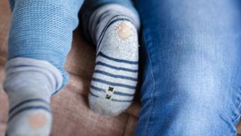 Thema: Kind mit kaputten Socken, Kinderarmut. Bonn Deutschland *** Theme child with broken socks, child poverty Bonn Ger