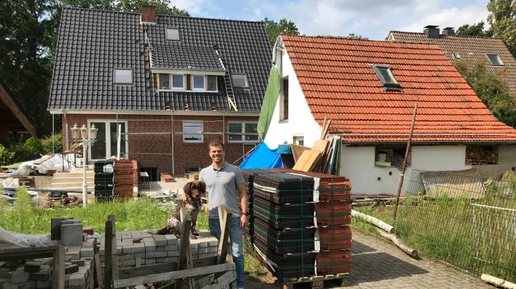 Für seine Hochzeit im Juli, den Bürgermeisterwahlkampf und den Hausbau in Halen hat Philip Middelberg nicht nur seinen Jahresurlaub verbraucht, sondern nimmt aktuell unbezahlten Urlaub. Hündin Senta muss fürs Foto die berufstätige Ehefrau Anthea vertreten. 