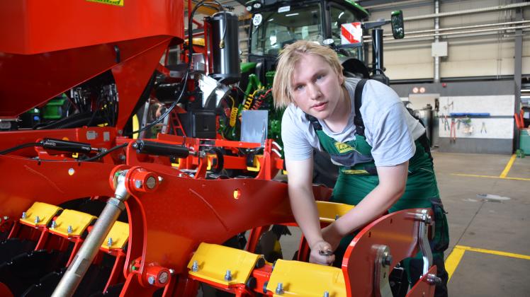 author Eric Thaumüller will mit großen Maschinen arbeiten - genau das kann er bei der B+S Landtechnik Grabow, wo er seine Ausbildung zum Land- und Baumaschinenmechatroniker macht.