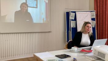So sieht eine Video-Chat-Beratung bei der Caritas aus: Marina Wawilkin (rechts), Fachbereichsleiterin Sucht, ist hier im Gespräch mit ihrer Kollegin Gianna Niemeyer. 