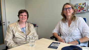 Halten das Fach Französisch für wichtig: Cordula Neis (links) und Margot Brink, Professorinnen am Institut für Romanistik in Flensburg.