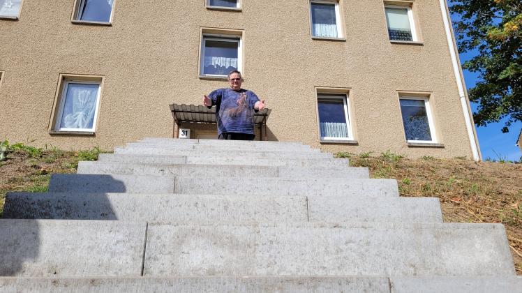 Der Sternberger Bernd Kralack traut sich nicht mehr, die Treppe vor seinem Haus herunterzugehen. 