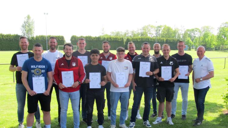 Im Vereinsheim des VfL Rütenbrock erhielten die erfolgreichen Absolventen ihre C-Lizenzen.