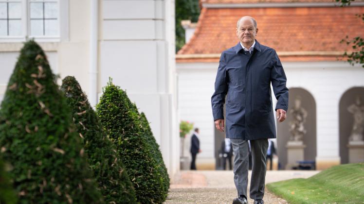 Klausurtagung der Bundesregierung auf Schloss Meseberg Bundeskanzler Olaf Scholz (SPD) auf dem Weg durch den Garten zum 