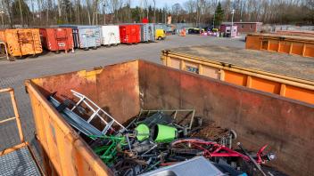 Recyclinghof Dierkow der Stadtentsorgung RostockMülltrennung Sebstanlieferung von Bauabfällen, Sperrmüll…Foto: Georg Scharnweber