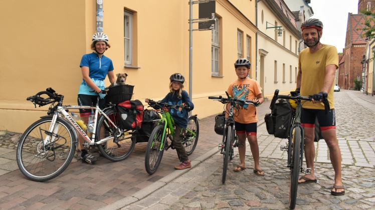 Familie Müller auf großer Fahrt: Christine (v.l.), Arik, Ilan und Norbert fahren den Radweg von Kopenhagen nach Berlin. Hund Herakles passt auf.