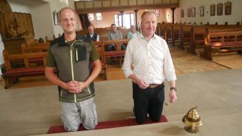 Carsten Meemann (links) und Stefan Kerk versehen seit einigen Jahren wieder den Altardienst.
