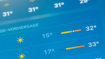 Auf einer Wetter-App eines iPhone SE wird Sonne und bis zu 33 Grad Celsius vorhergesagt. Rottweil Baden-Württemberg Deu