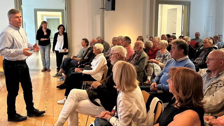 Landtagsmitglied Torsten Koplin begrüßt die Gäste im Schleswig-Holstein-Haus zur Lesung mit Daniela Dahn (3.v.l.), die dann von Jana Wolff (2.v.l.) moderiert wird.